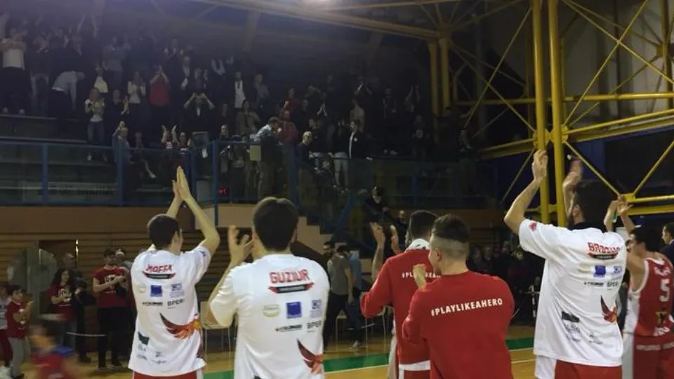 Il saluto ai tifosi presenti a Bologna
