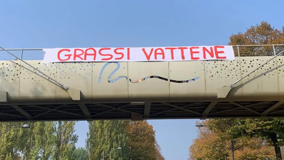 Lo striscione in via Roma