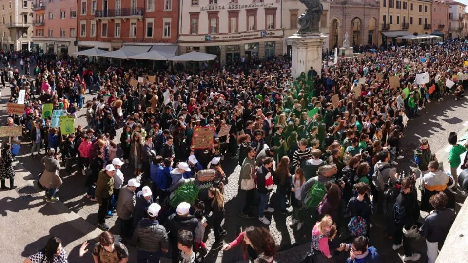 gli studenti in piazza