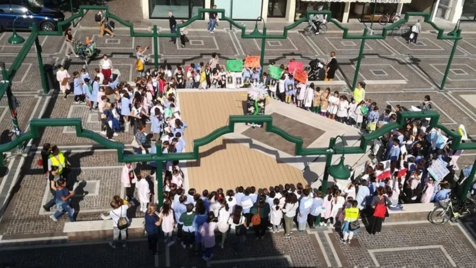 il flash mob in piazza Pascoli
