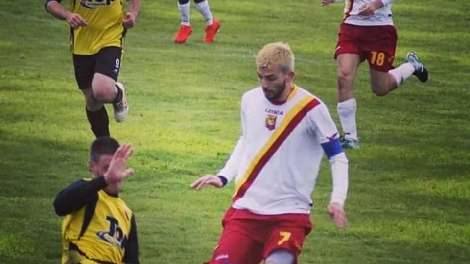 Andrea Comuniello con la fascia al braccio