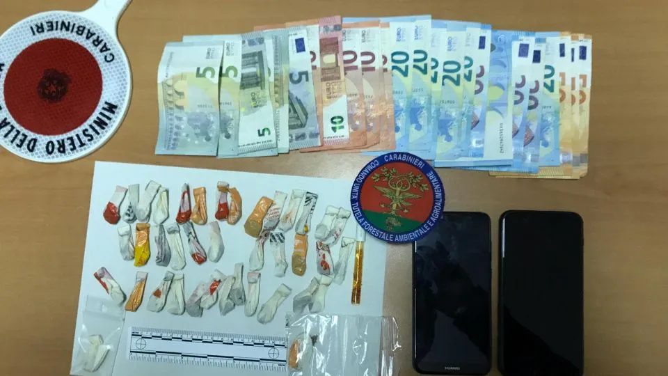 i soldi e le dosi sequestrate