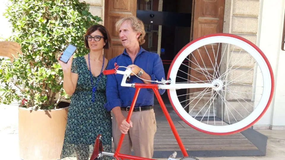 l’assessore Roberta Frisoni con il founder di Bikebee Alberto Montesi.