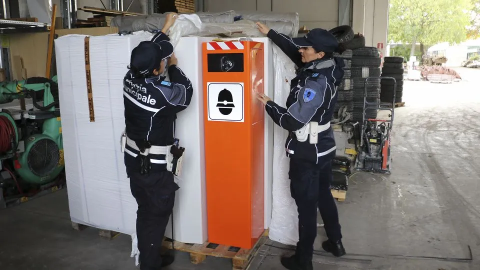 Consegnati ieri i dieci dissuasori di velocità per il controllo elettronico della velocità
