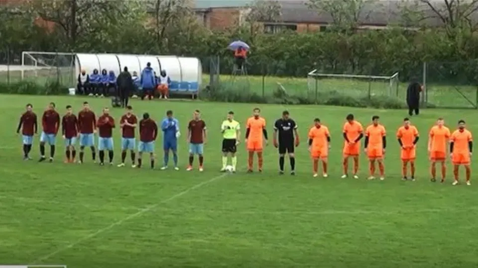 Il saluto iniziale delle due squadre