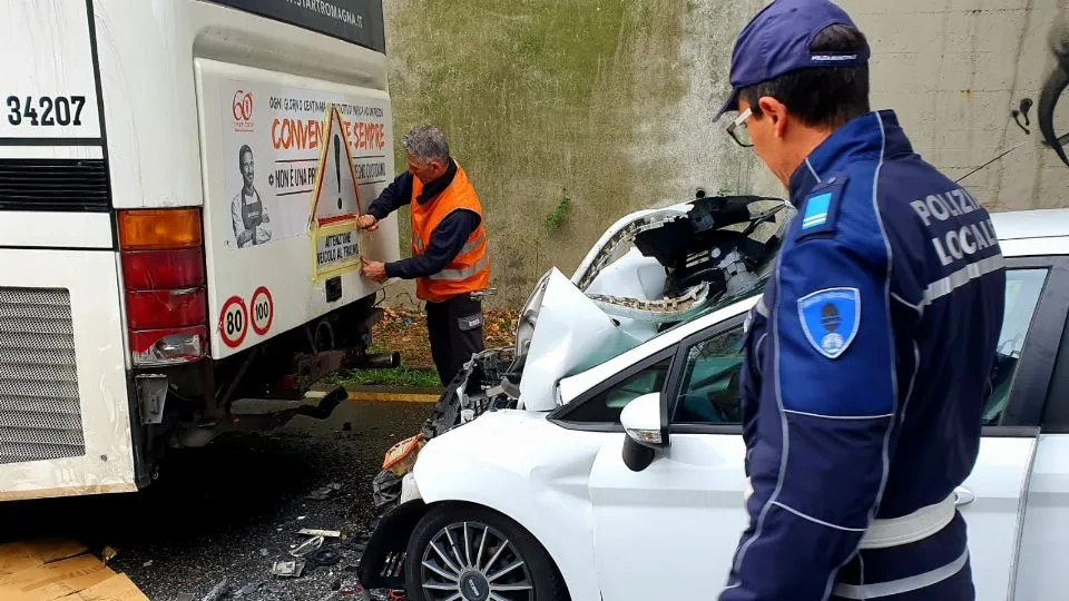 auto tampona bus a POnte Verucchio
