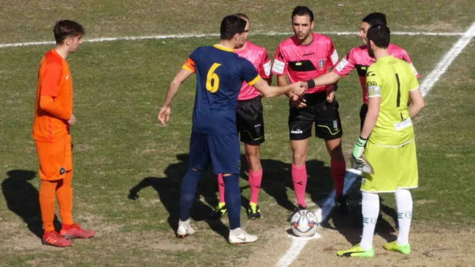 La stretta di mano prima del calcio d’inizio (Santarcangelocalcio.net)