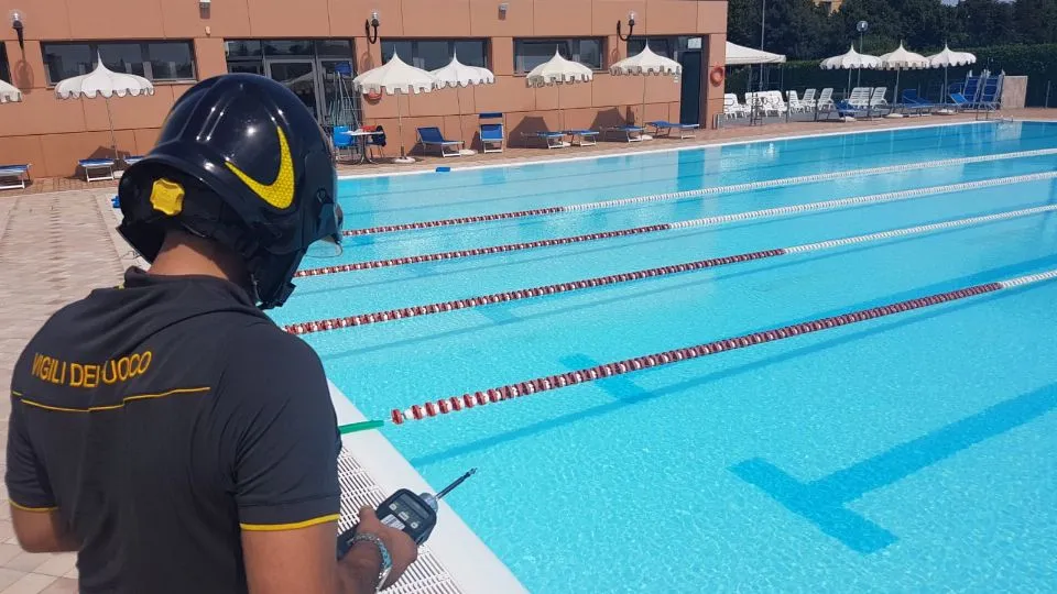 un vigile del fuoco effettua i rilievi in piscina