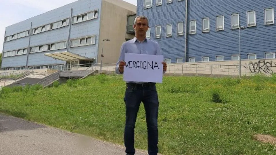 l’assessore Sadegholvaad davanti alla Questura