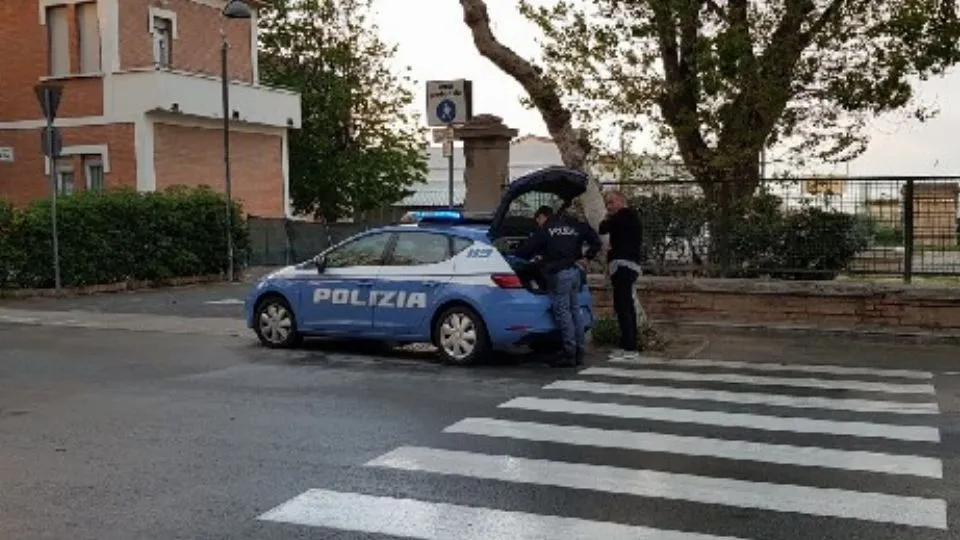 Cade in strada e batte il capo, paura per giovane turista