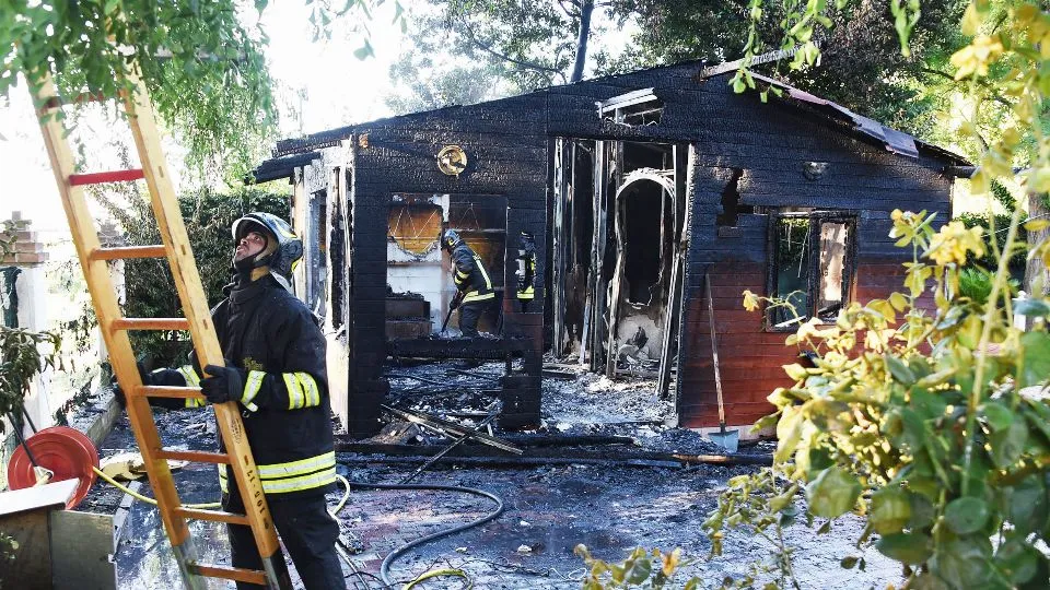 Incendio casetta di legno via Santa Cristina. Adriapress.