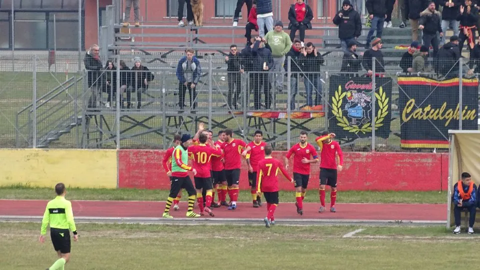 I giocatori del Cattolica festeggiano il vantaggio di Palazzi
