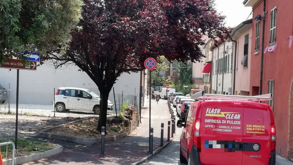 macchine incolonnate in via dei Cavalieri