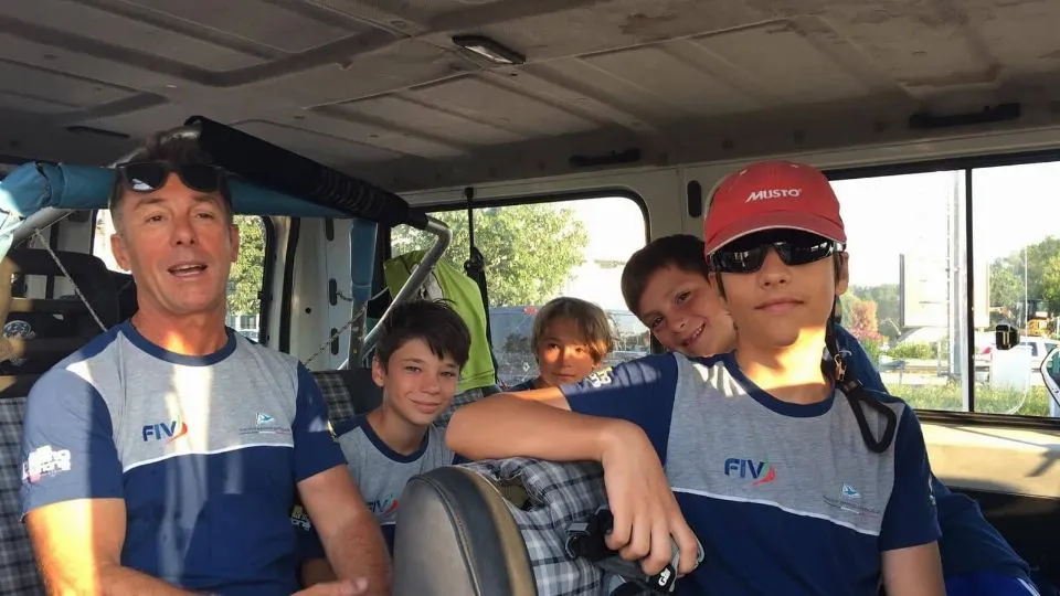 Gabriele Clementi con i ragazzi della squadra Optimist