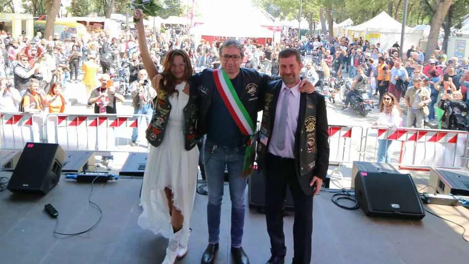 il sindaco Gnassi abbraccia gli sposi