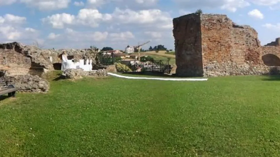 le mura del castello di Coriano

