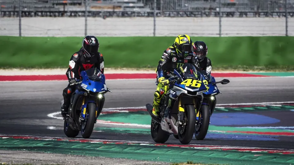 Valentino Rossi e gli allievi in pista