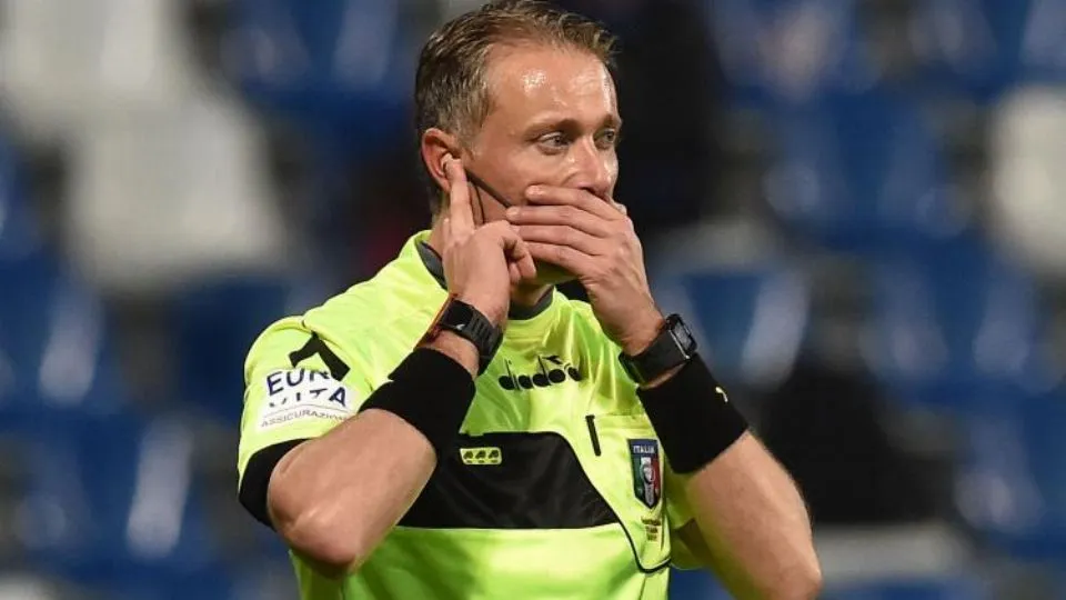 L’arbitro Valeri parla all’auricolare
