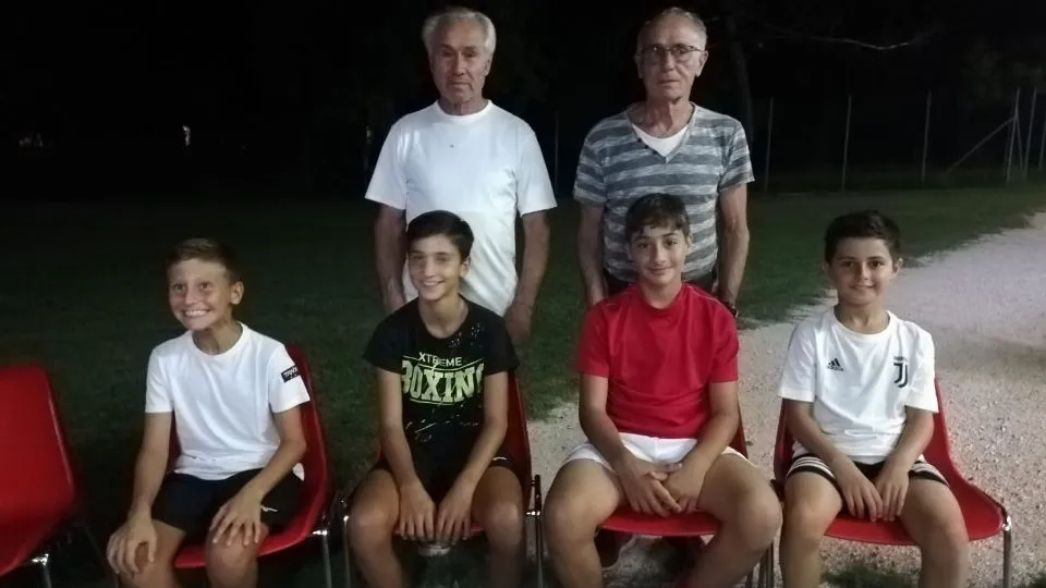 I quattro giovani calciatori con i due mister
