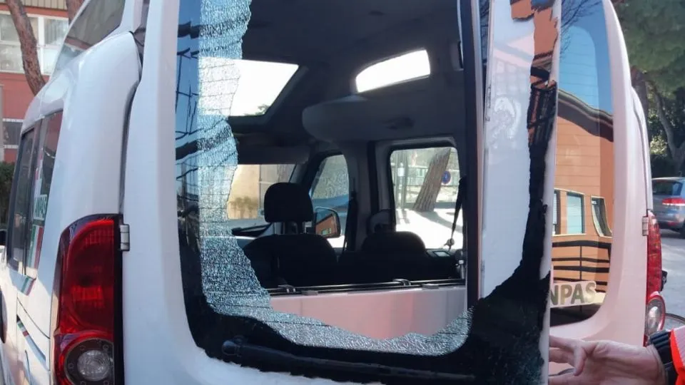 Il vetro posteriore frantumato dai vandali
