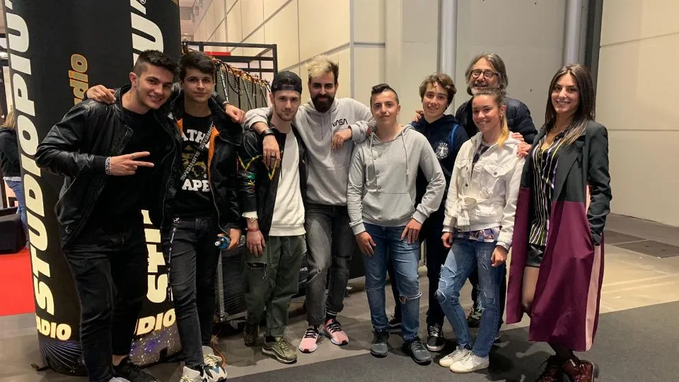 Max Monti e Rudeejay con allievi 
