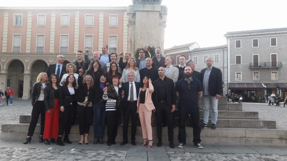 foto di gruppo per le civiche di Samorani