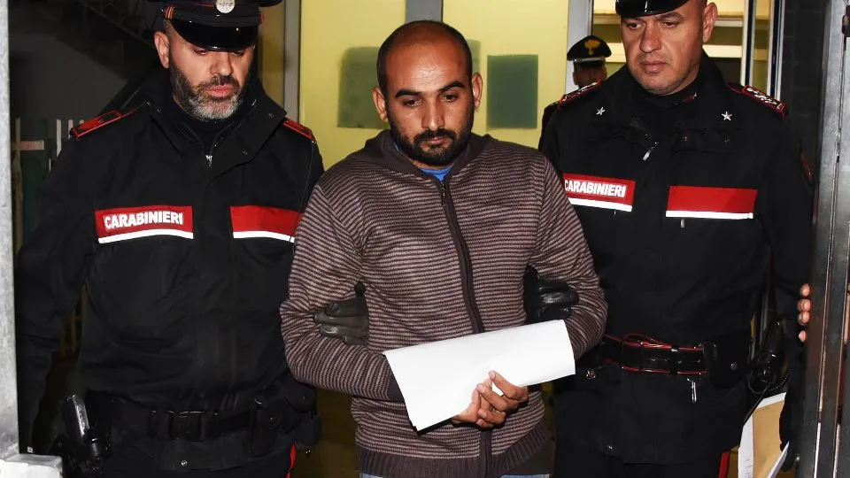 il pakistano Ali Irfan all’arrivo in caserma – Adriapress