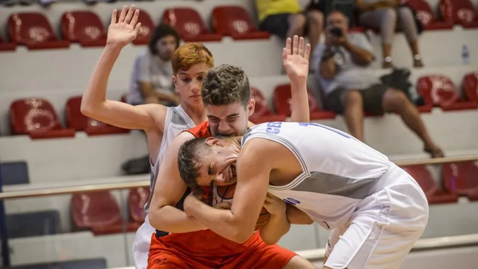 Davide Cecchetti contende la palla a Jord Thanasi
