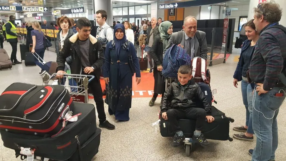 l’arrivo della famiglia all’aeroporto di Fiumicino
