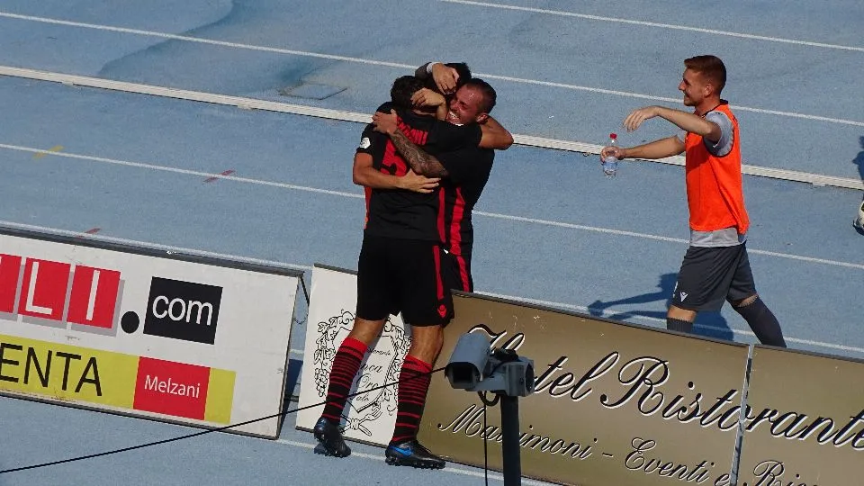 Ferrani abbracciato dai compagni dopo il gol del 2-1
