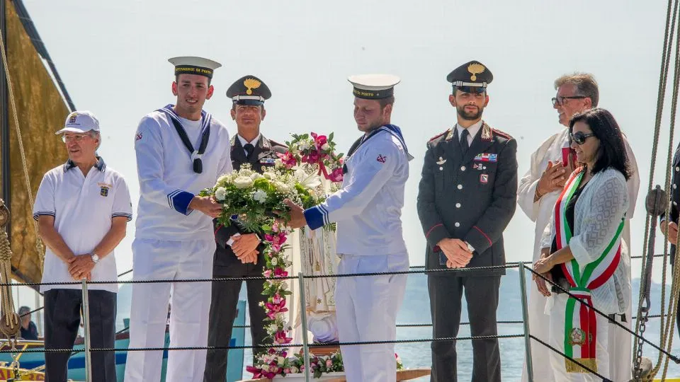 la processione in mare, con le barche storiche che accompagnano al largo la Madonna del Mare trasportata a bordo della Saviolina (foto Casalboni)
