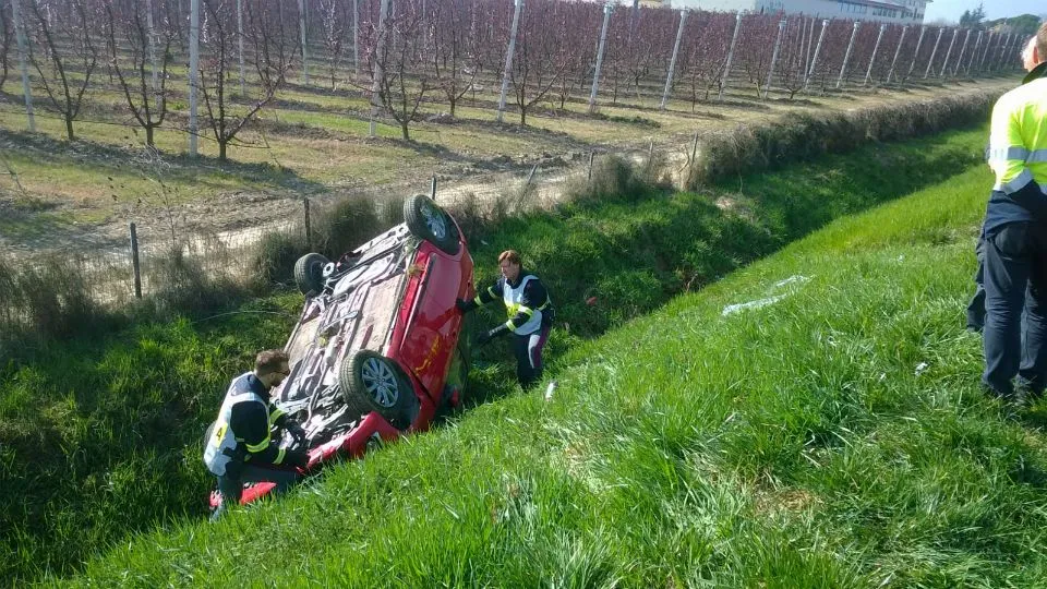 La Yaris finita nel fossato
