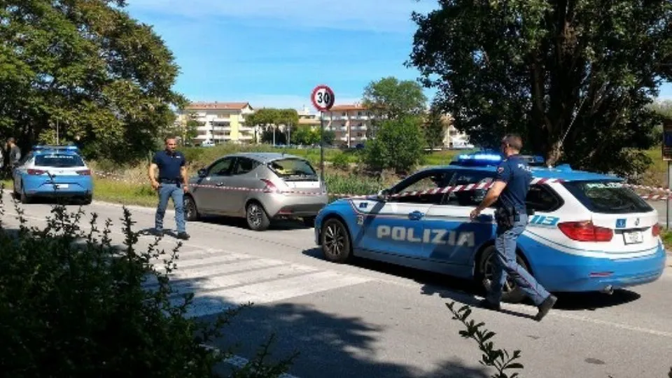 La Ypsilon tra le due vetture della polizia
