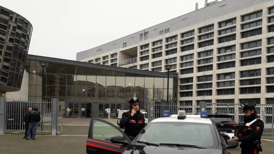 i carabinieri davanti al palazzo di giustizia