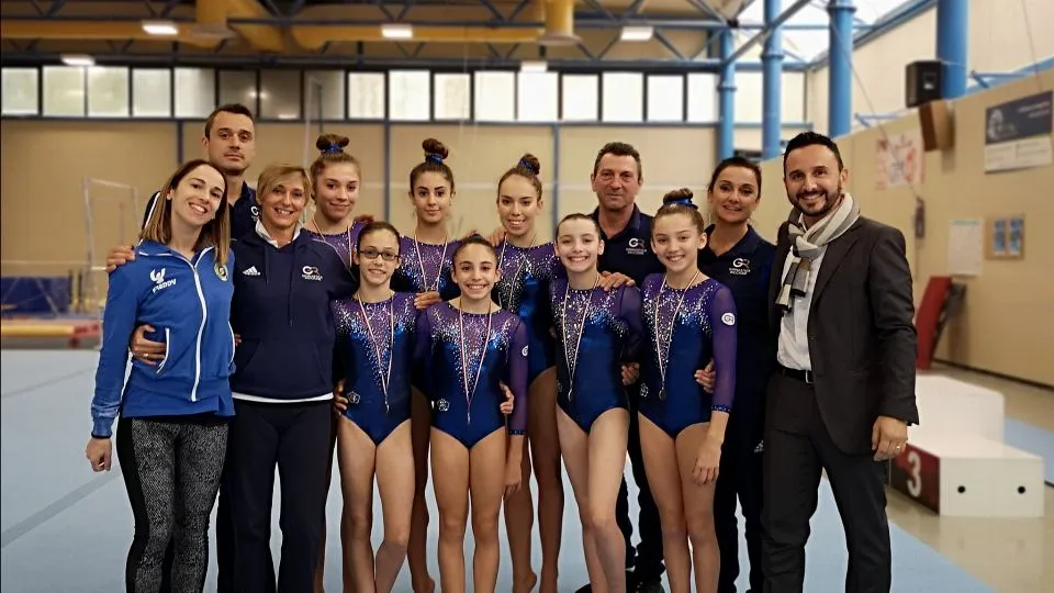 La squadra insieme ai tecnici e al presidente Poesio
