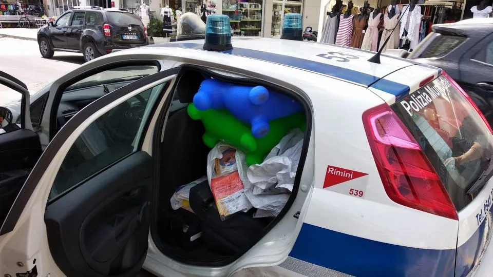 l’auto della polizia locale carica di giocattoli sequestrati