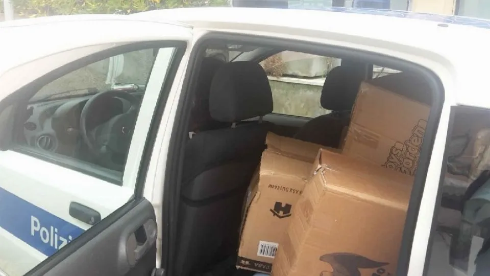 Gli scatoloni di giocattoli sequestrati
