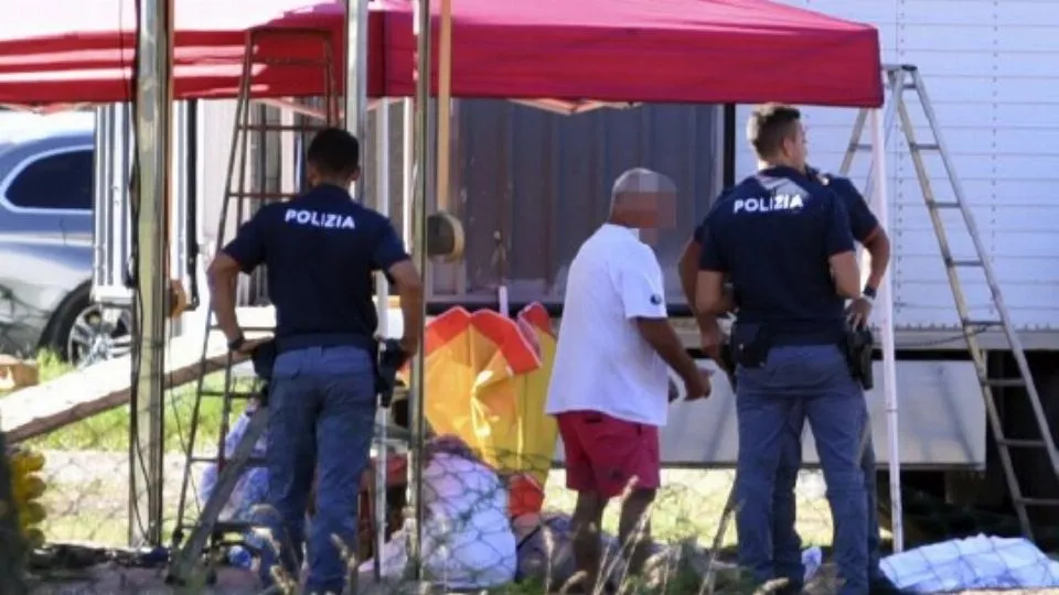 la Polizia sul posto e la scala (Adriapress)