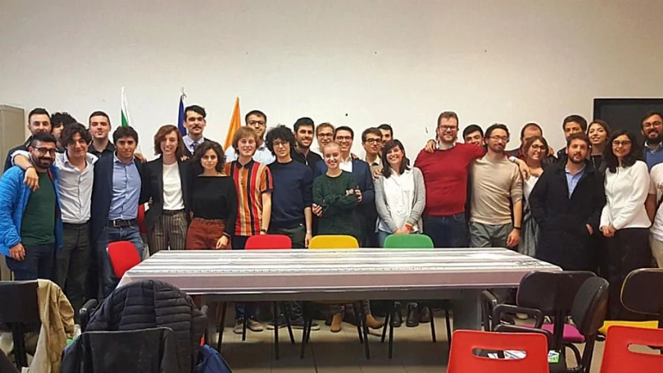 foto di gruppo per i giovani democratici riminesi
