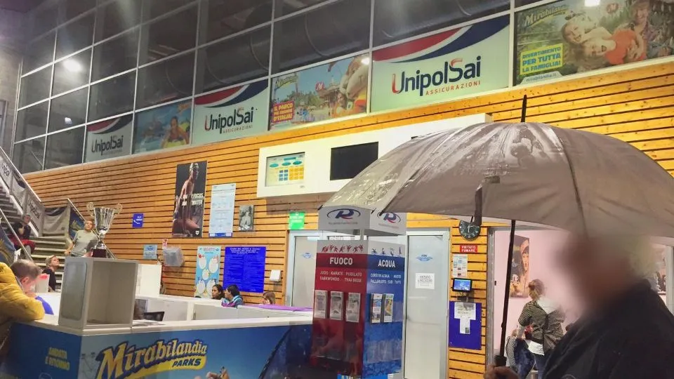 gocciola acqua dal tetto della piscina di Riccione