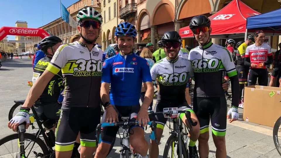 Foto di squadra prima del via con il CT della nazionale azzurra Davide Cassani
