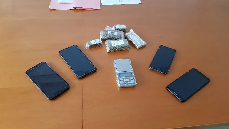 L’hashish e i telefonini sequestrati dai carabinieri
