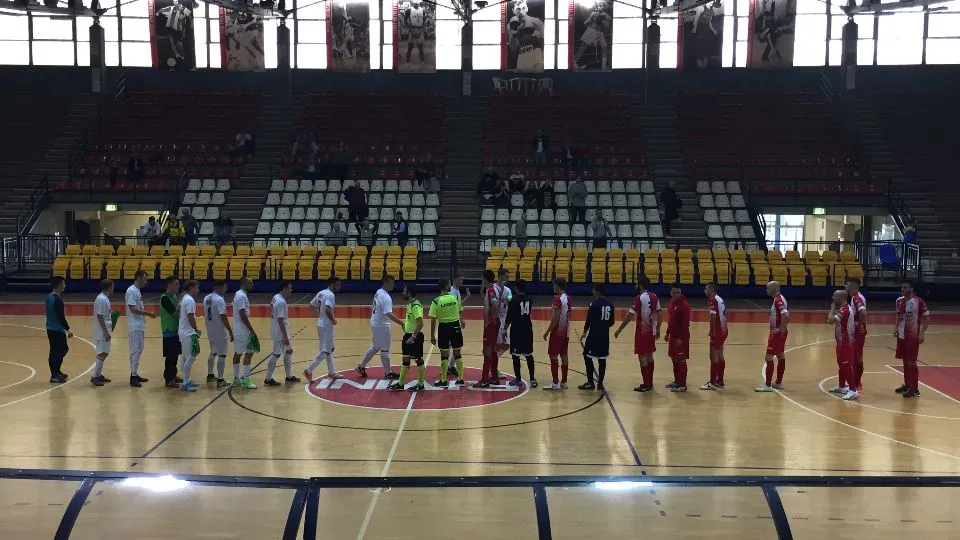 Il saluto delle due squadre
