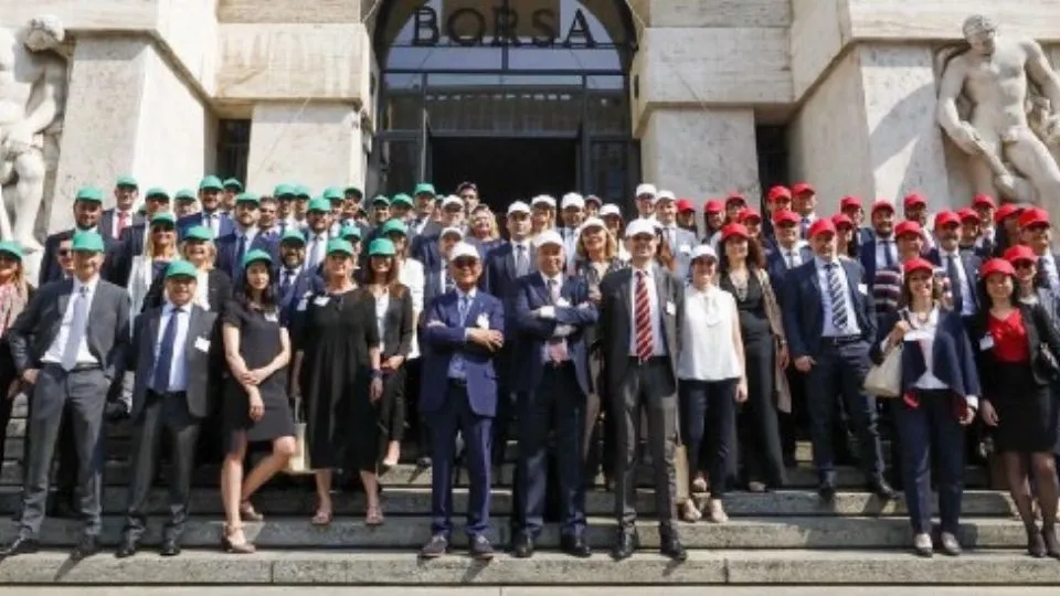 foto di gruppo davanti alla Borsa (@iegexpo)