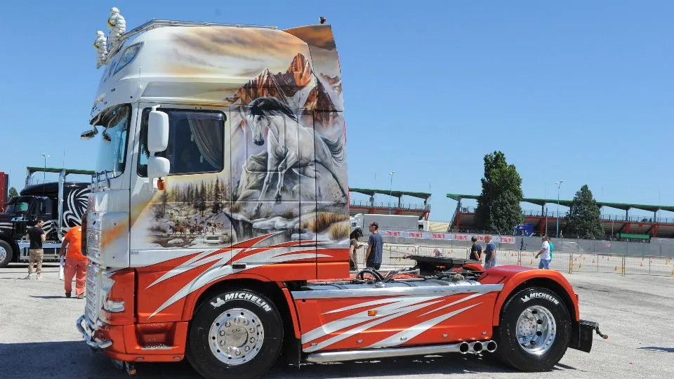 Un camion decorato (Fotomoto)
