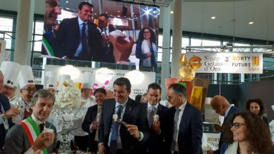 la torta inaugurale (@mipaaft)