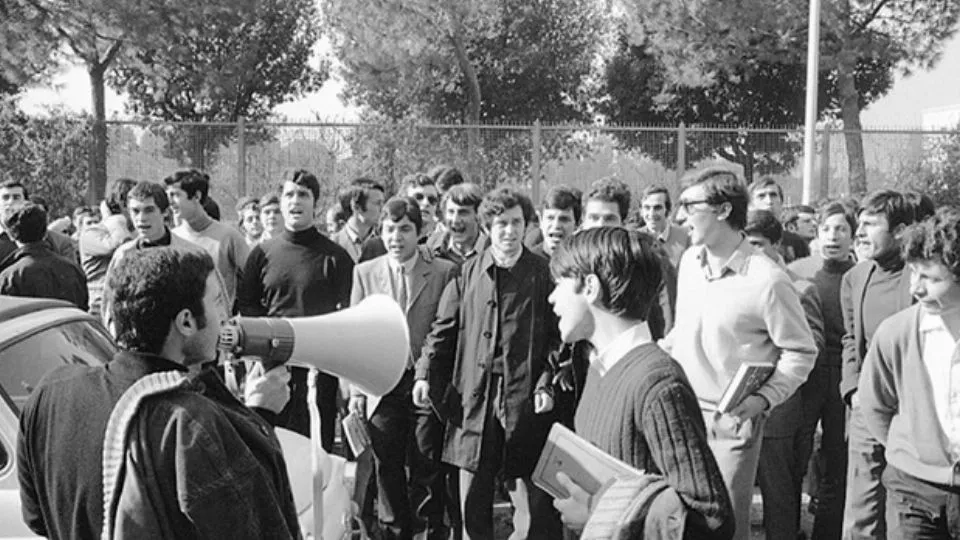 dal web immagine di una protesta del sessantotto