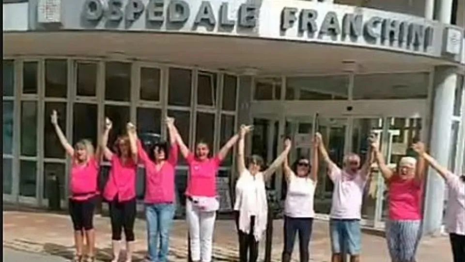 un immagine del flash mob tratta dalla pagina facebook Il Punto Rosa