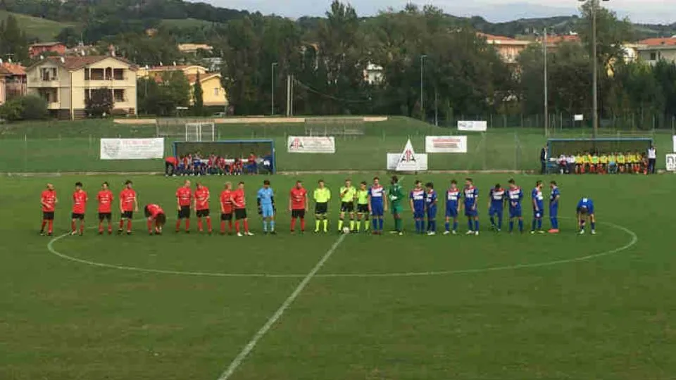 Il saluto delle due squadre