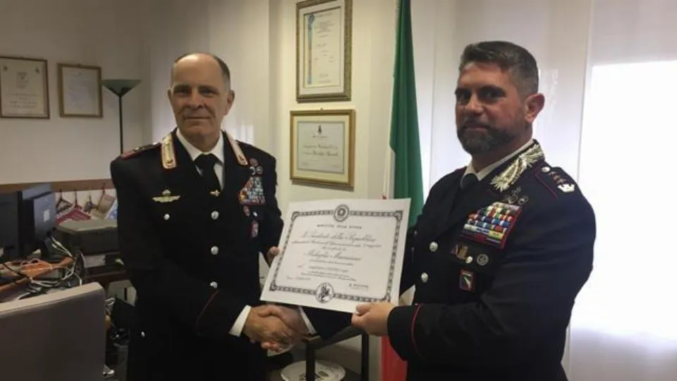 da sinistra Conforti insignito dal colonnello Sportelli